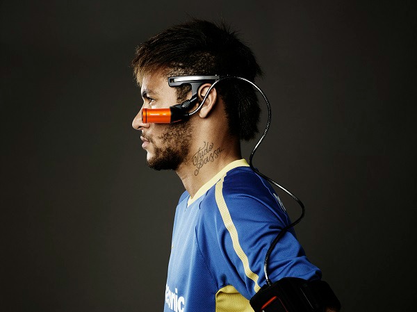 El futbolista Neymar muestra sus habilidades con la videocámara 4K Panasonic HX-A500