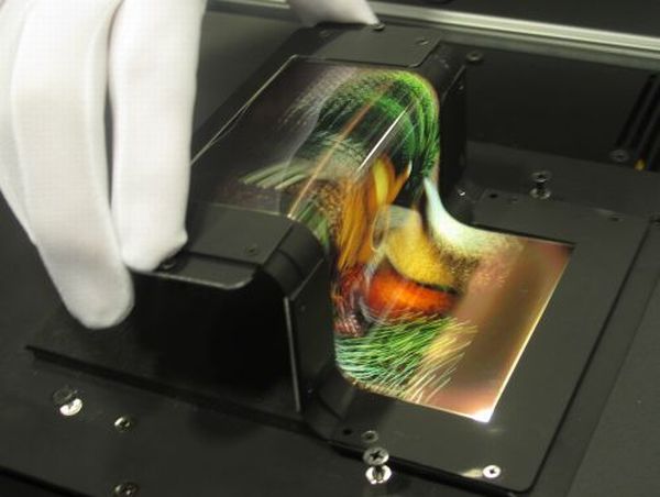 Nokia muestra dos pantallas OLED plegables con resolución HD