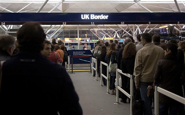 Prohibida la entrada de móviles y tabletas sin baterí­a en Reino Unido