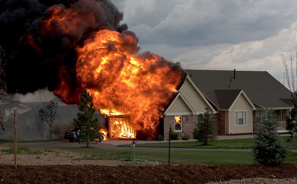 Una mujer muere al intentar rescatar su móvil de una casa en llamas