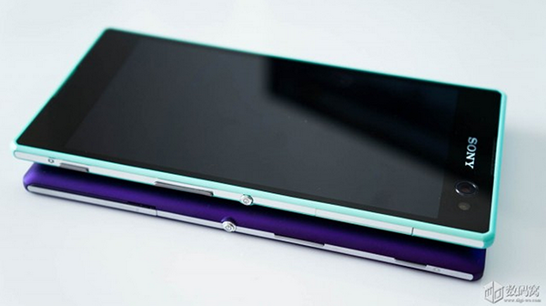 El Sony Xperia C3 se fotografí­a junto al Xperia T3