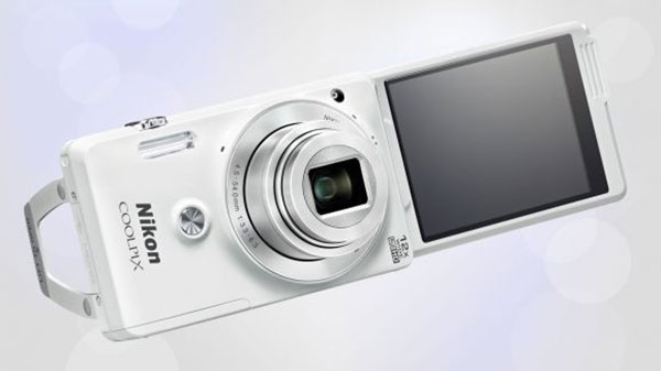 Nikon CoolPix S6900, compacta para selfies con pantalla abatible