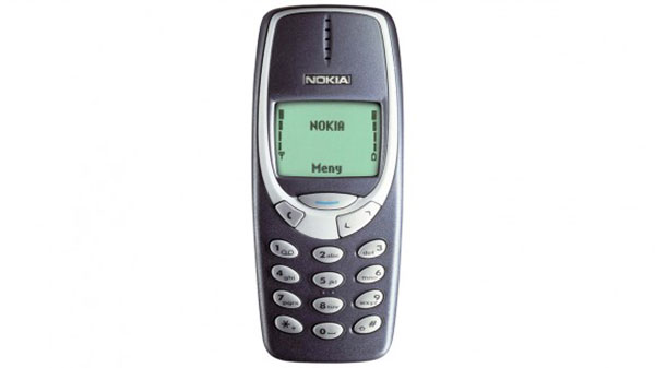 Intentan doblar un Nokia 3310 sin éxito