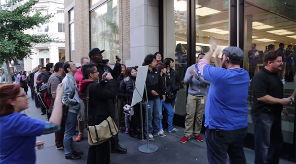 La nada glamourosa realidad detrás de las colas por el iPhone en Nueva York