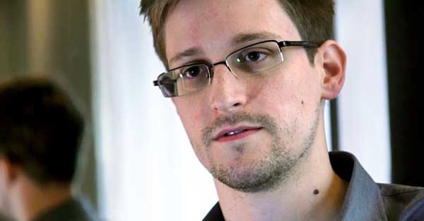 Snowden dice que evitemos usar Facebook, Google y DropBox