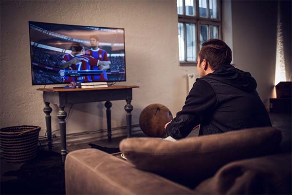 Juega diferente a PES 2015 en los televisores curvos de Samsung con Fan View