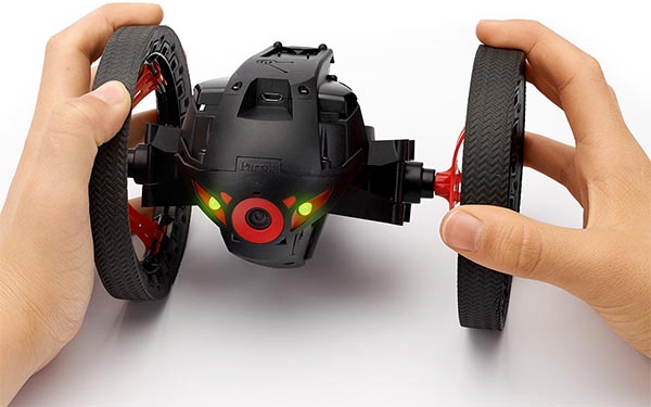 La familia de drones Parrot crece con un nuevo rover y un vehí­culo volador