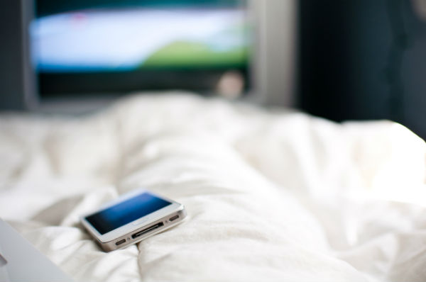 5 razones por las que no deberías usar tu iPhone acostado 1 dormir iPhone