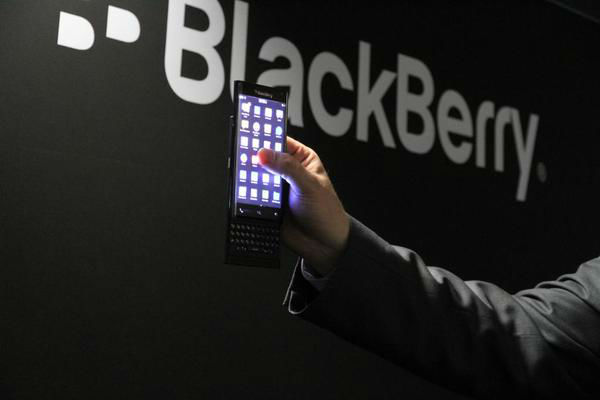 BlackBerry muestra un prototipo de teléfono con pantalla curva
