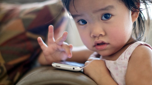 niña smartphone