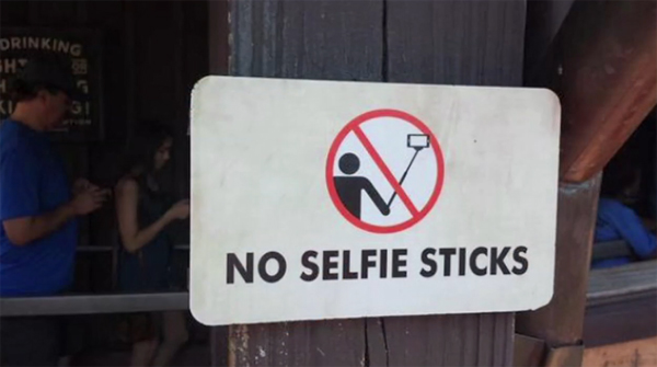 Los palos para selfies comienzan a estar prohibidos