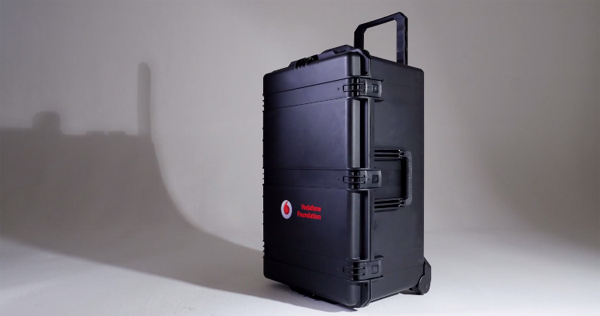 Vodafone y Acnur presentan la Instant Classroom, una escuela digital en una caja