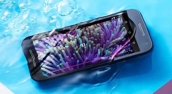 Ponen a prueba la resistencia al agua del Motorola Moto G 2015