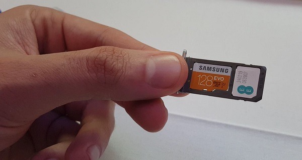 La ranura para tarjetas MicroSD se integra dentro de la bandeja para introducir la tarjeta SIM