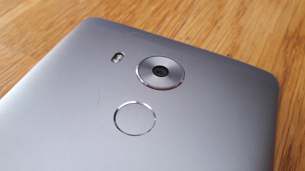 samsung_galaxy_s7_edge_vs_huawei_mate_8_05