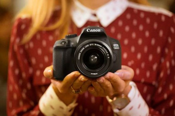 Canon EOS 1300D, cámara réflex digital con Wifi y NFC