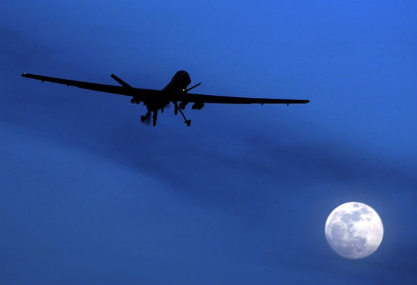Un avión evita el choque con un dron durante su aterrizaje