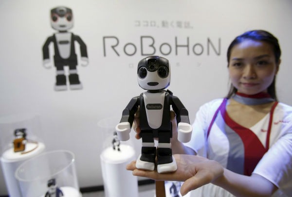 Robohon, un mini robot que baila, habla y sustituye a tu móvil