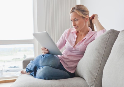 1028_couch-commerce-shopping-tablet_485x340