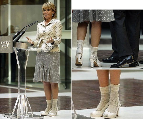 Las 10 fotos más ridículas de nuestros políticos aparecidas en Facebook o WhatsApp 6 Esperanza Aguirre