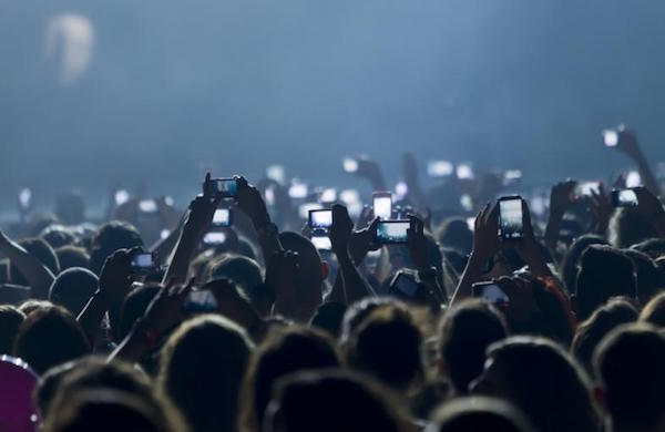 Apple podrí­a bloquear la cámara del iPhone en conciertos