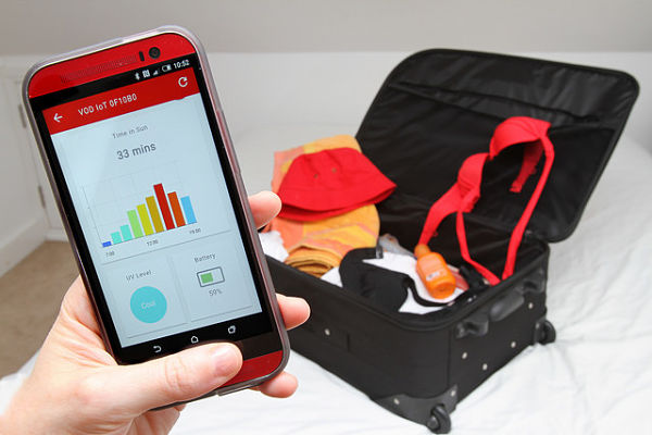 Vodafone se atreve con bañadores y sombreros inteligentes
