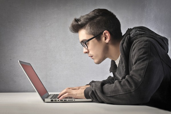 Cómo saber si alguien utiliza tu ordenador a escondidas 3 Man-Using-Laptop