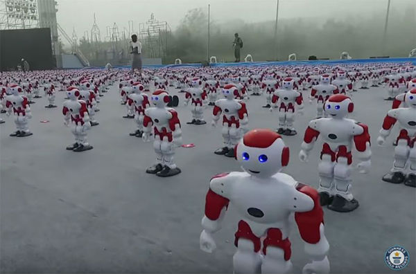 El baile coral de los mil robots que ha batido el récord Guinness