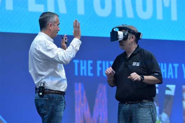 Así es Project Alloy, el casco VR autónomo de realidad fusionada de Intel 2 Project Alloy