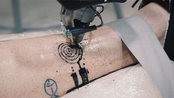 Crean el primer robot capaz de hacer tatuajes