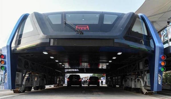 El autobús que circula por encima de los coches ya es una realidad 1 teb1 01