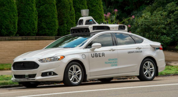 Los coches autónomos de Uber invaden el carril bici