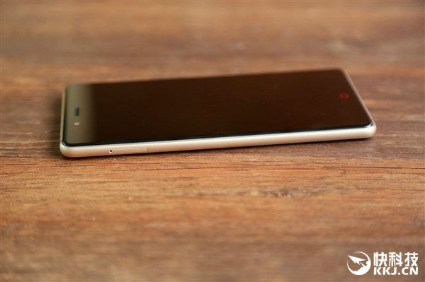 ZTE muestra un Nubia Z11 en color negro y dorado 2 ZTE Nubia Z11 dorado