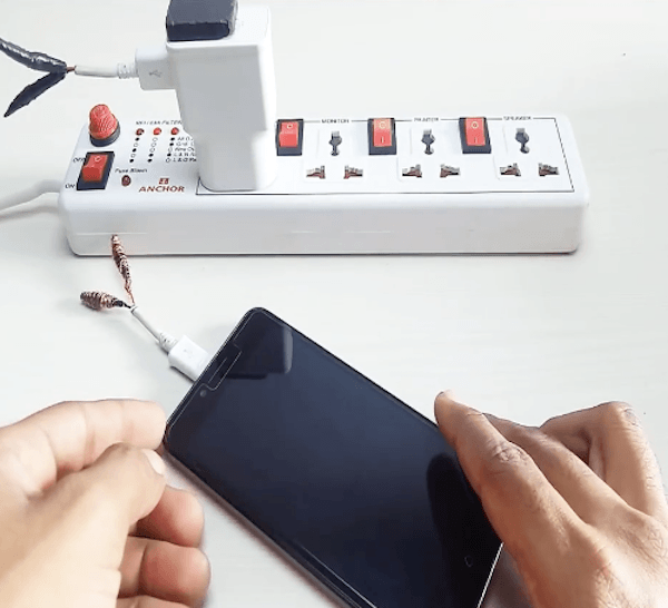 El vídeo que explica cómo convertir tu cargador móvil en uno inalámbrico