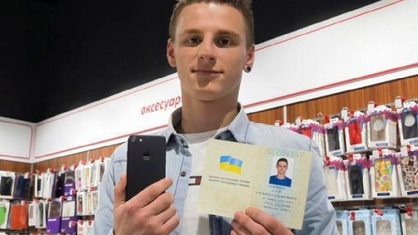 Un hombre consigue un iPhone gratis cambiando su nombre a iPhone 7 1 iPhone Sim