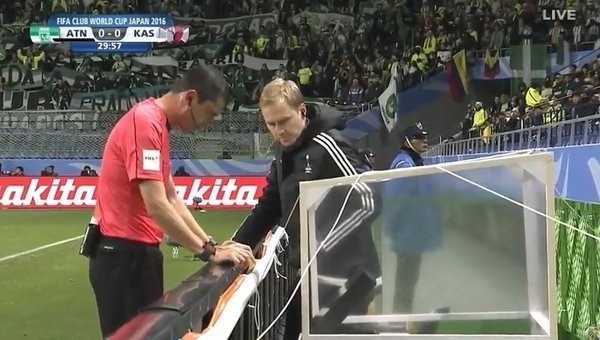 El fútbol internacional estrena videoárbitro con un penalti 1 videoarbitro