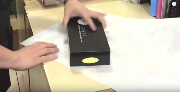 Este vídeo te enseña a envolver un regalo en 12 segundos 2 envolver_regalos_truco