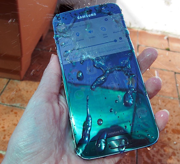 Los Samsung Galaxy S8 y iPhone 8 serí­an mucho más resistentes al agua