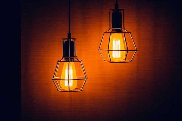 coste electrico uso electrodomesticos bombillas