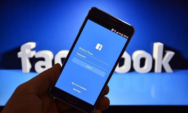 Trump también revisa los Facebook y Twitter de los viajeros 2 Facebook móviles
