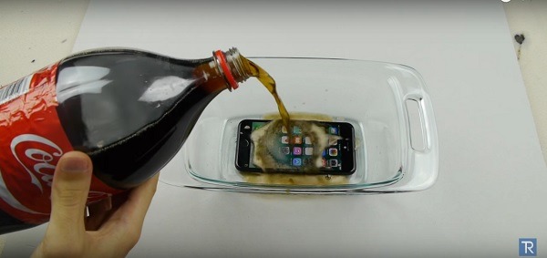 Esto es lo que pasa cuando metes un iPhone 7 en Coca Cola