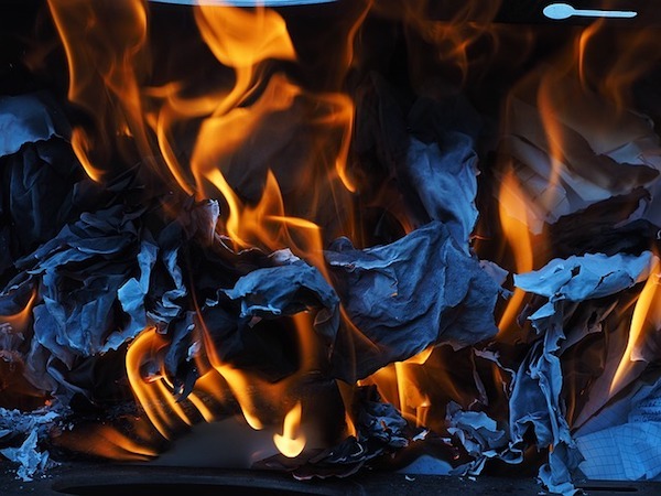 Así es el papel mágico que resiste el fuego y el agua 1 papel fuego
