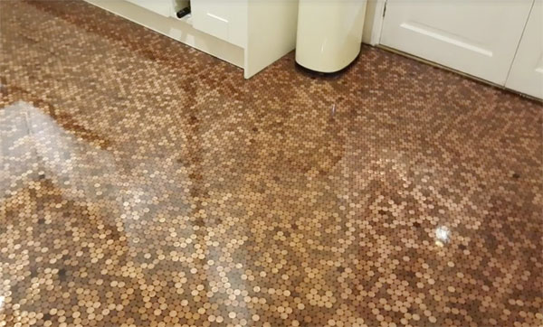 Cubrir el suelo de la casa con monedas, el último viral que triunfa en Facebook 1