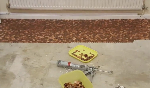 Cubrir el suelo de la casa con monedas, el último viral que triunfa en Facebook