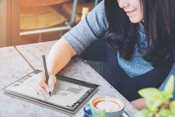 Lenovo Yoga 720, portátil potente y versátil para la oficina 18 Lenovo Yoga 720 dibujando