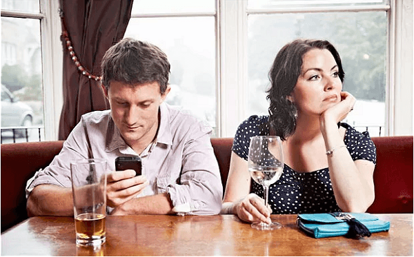 Un estudio investiga el efecto de los móviles en la vida de pareja 1 pareja movil