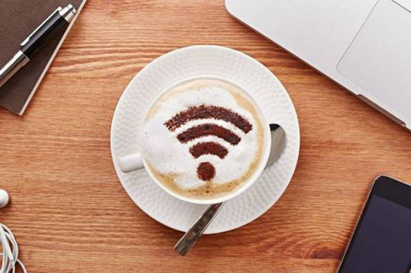 Descubre si hay bares o cafeterí­as cerca con WiFi