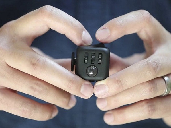 Gana 345.000 dólares robando ideas de Kickstarter 1 fidget cube kickstarter stresscube