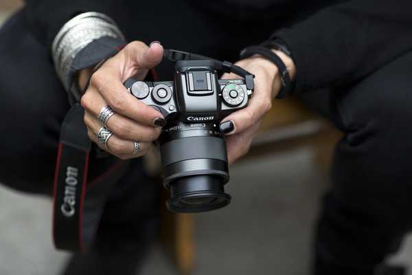 Canon EOS M5 en la mano