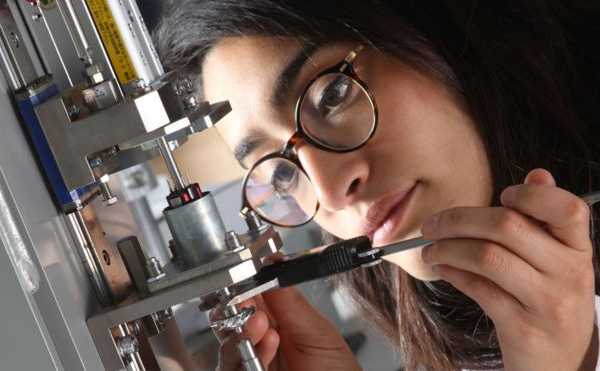 Dyson abre un Campus Tecnológico en Gran Bretaña para crear nuevos inventos 2 Dyson chica laboratorio motor